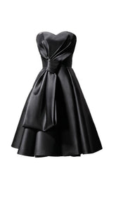 TRÄGERLOSES SATIN-MIDIKLEID IN SCHWARZ